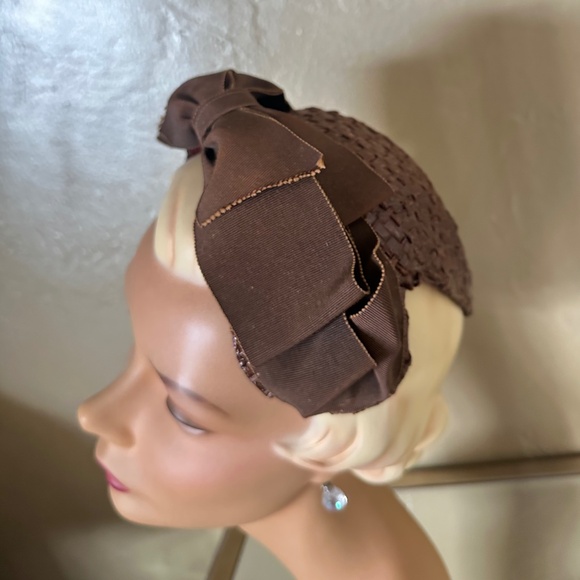 BEAUTIFUL 1950\'s BROWN STRAW HAT WITH GROSGRAIN BOWS & HAT PIN main image 7